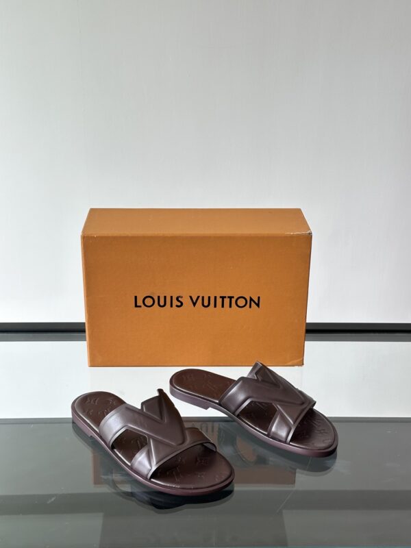 Louis Vuitton Oasis Mule New Men's Lambskin Slippers Beach Shoes