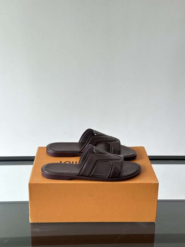 Louis Vuitton Oasis Mule New Men's Lambskin Slippers Beach Shoes - Image 4