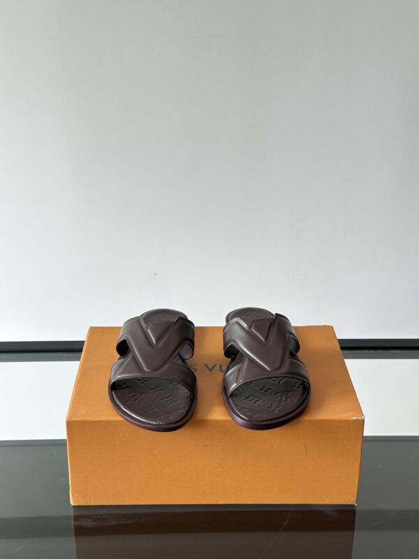 Louis Vuitton Oasis Mule New Men's Lambskin Slippers Beach Shoes - Image 3