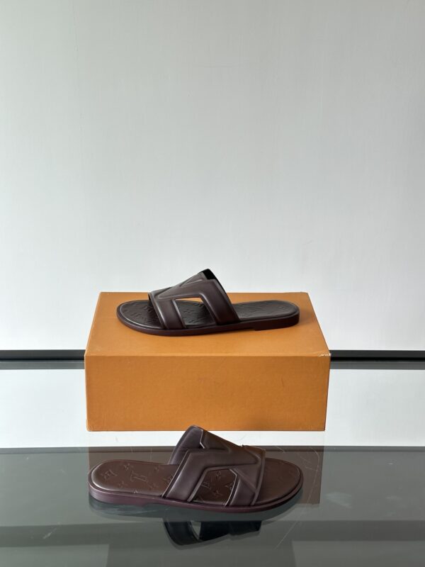 Louis Vuitton Oasis Mule New Men's Lambskin Slippers Beach Shoes - Image 6