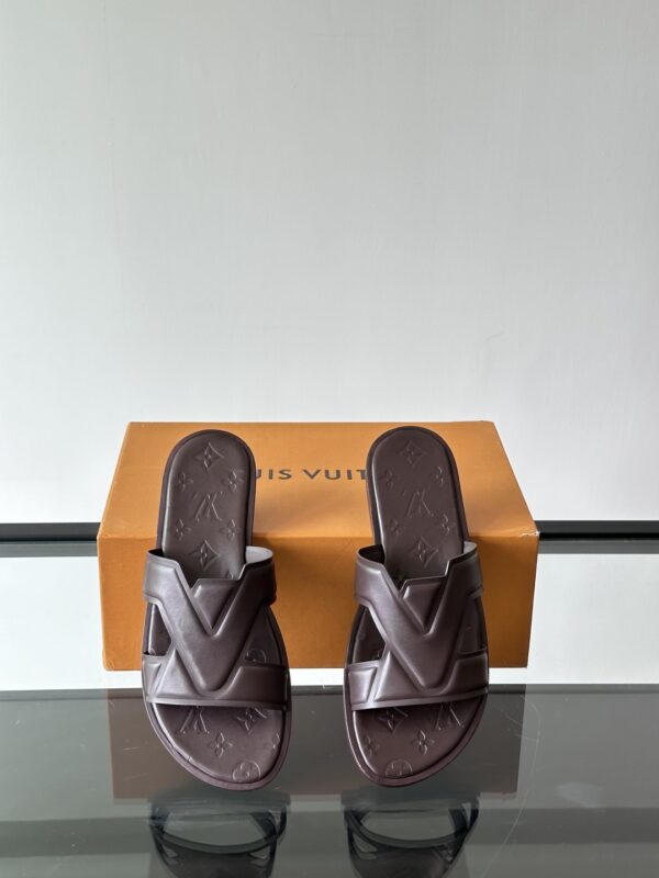 Louis Vuitton Oasis Mule New Men's Lambskin Slippers Beach Shoes - Image 7