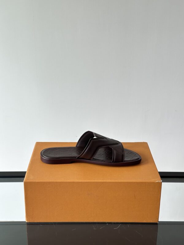 Louis Vuitton Oasis Mule New Men's Lambskin Slippers Beach Shoes - Image 8