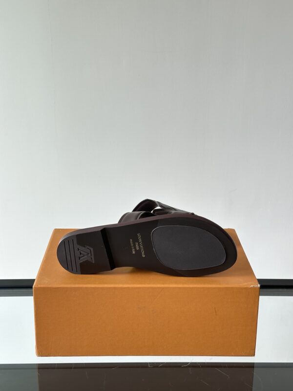Louis Vuitton Oasis Mule New Men's Lambskin Slippers Beach Shoes - Image 9
