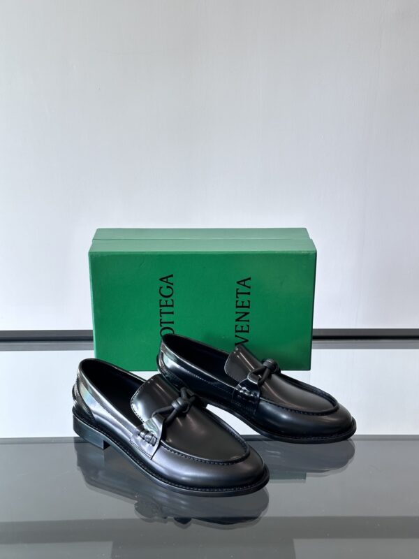 Bottega Veneta Cowhide Leather One Foot Casual Loafers