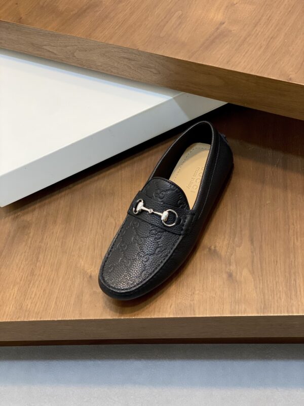 Gucci Men's Classic Cowhide Leather Bean Shoes - Image 6