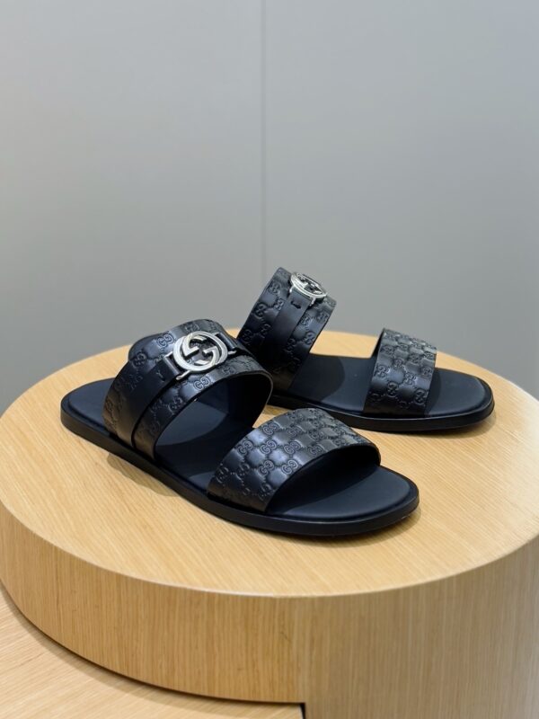 Gucci Men's Cowhide Leather Interlocking Double G Slippers