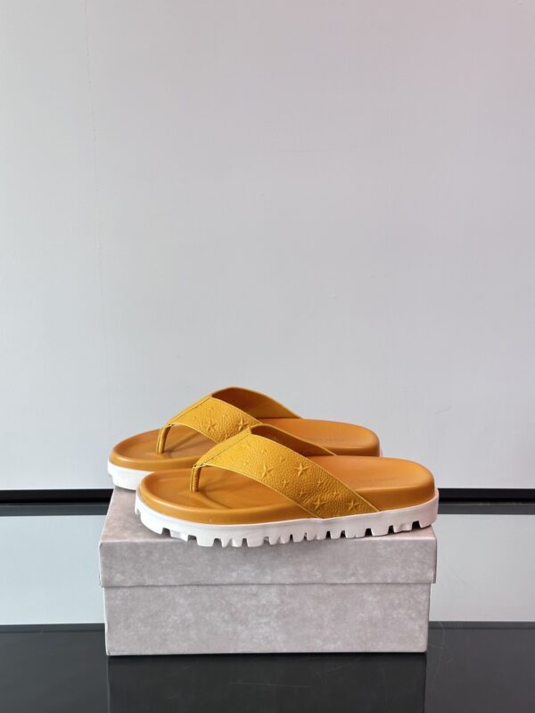 Jimmy Choo New High End Cowhide Leather Men's Slippers - Image 4