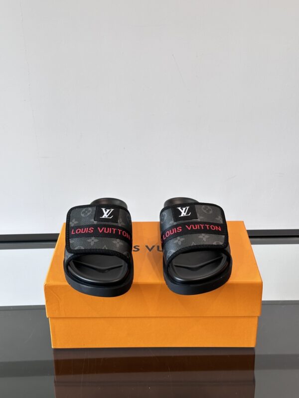 Louis Vuitton New Summer Casual Beach Slippers - Image 3