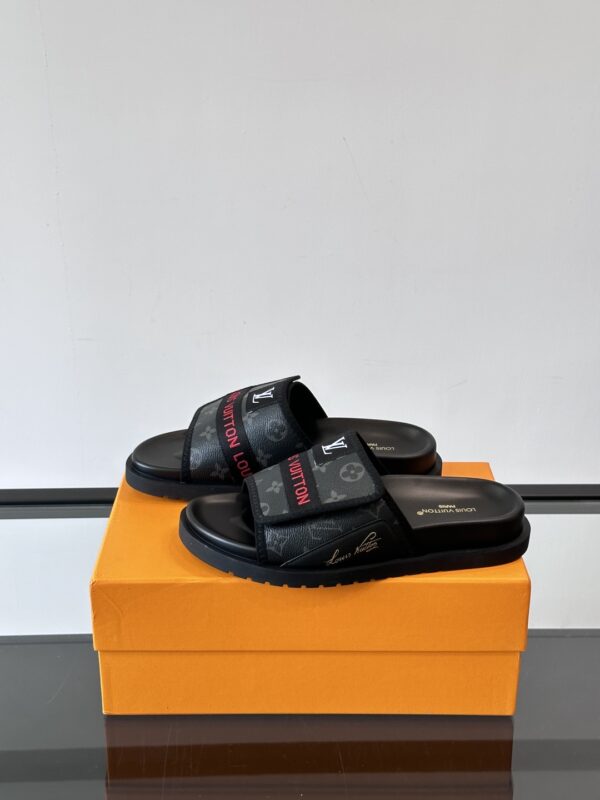 Louis Vuitton New Summer Casual Beach Slippers - Image 4