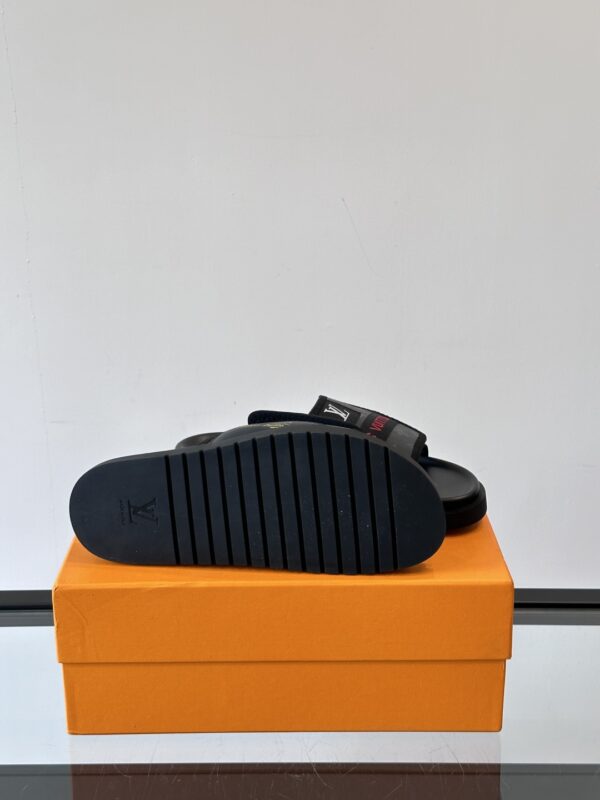 Louis Vuitton New Summer Casual Beach Slippers - Image 9