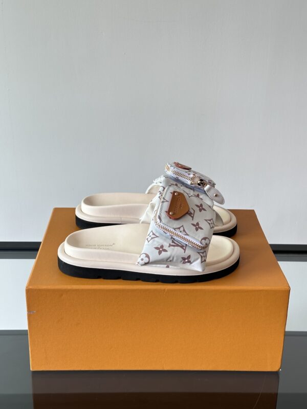Louis Vuitton Presbyopia Cowhide Leather Bread Slippers - Image 2
