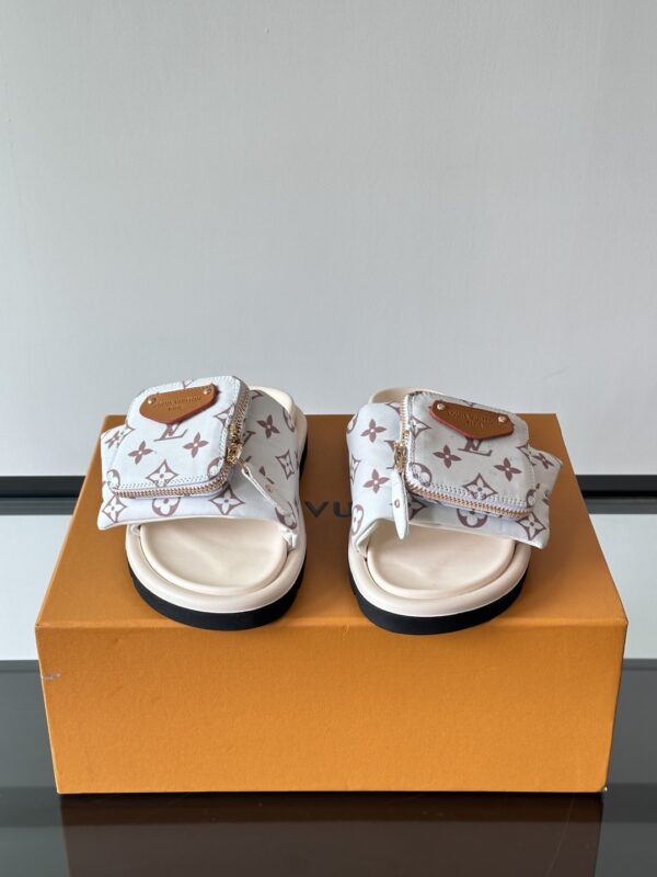 Louis Vuitton Presbyopia Cowhide Leather Bread Slippers - Image 3