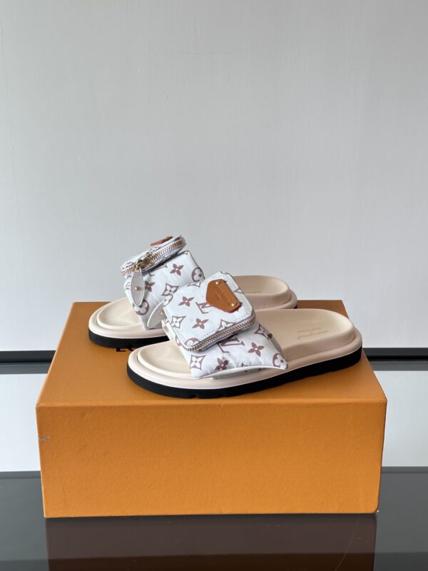 Louis Vuitton Presbyopia Cowhide Leather Bread Slippers - Image 4