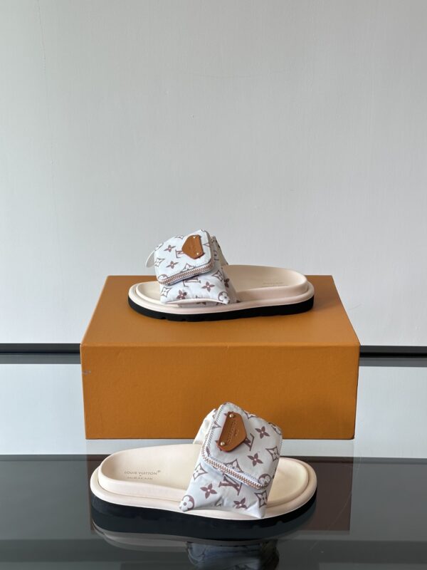 Louis Vuitton Presbyopia Cowhide Leather Bread Slippers - Image 5