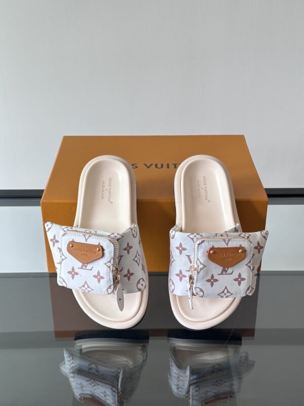Louis Vuitton Presbyopia Cowhide Leather Bread Slippers - Image 6