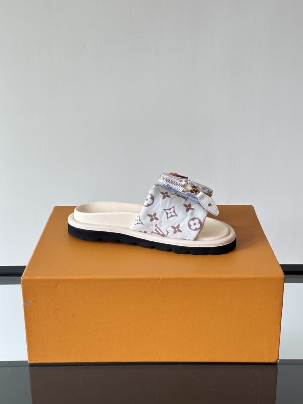 Louis Vuitton Presbyopia Cowhide Leather Bread Slippers - Image 7