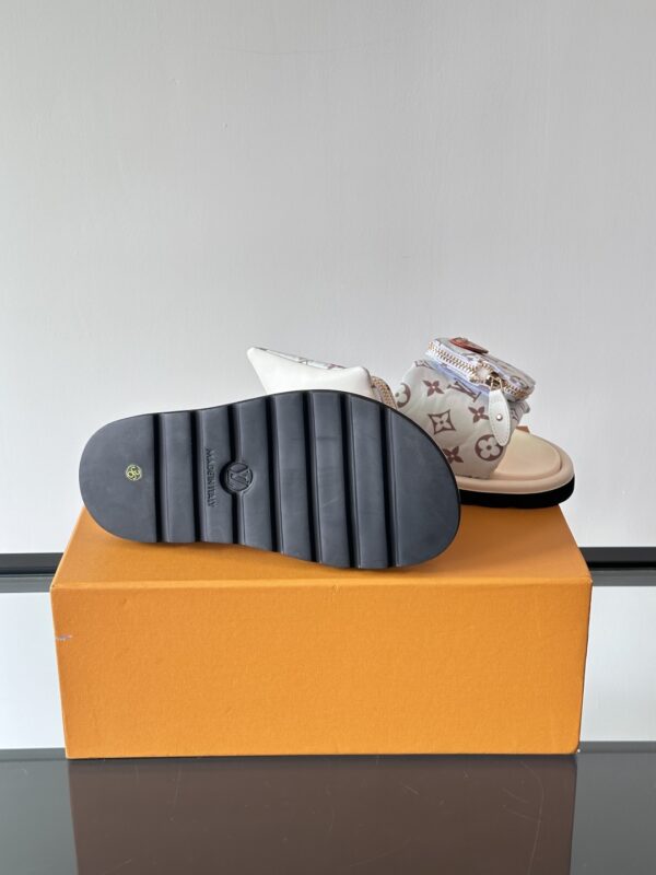 Louis Vuitton Presbyopia Cowhide Leather Bread Slippers - Image 9