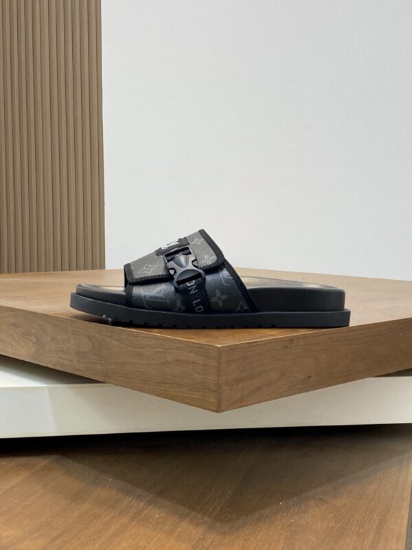 Louis Vuitton New Summer Canvas Cowhide Casual Beach Slippers - Image 3
