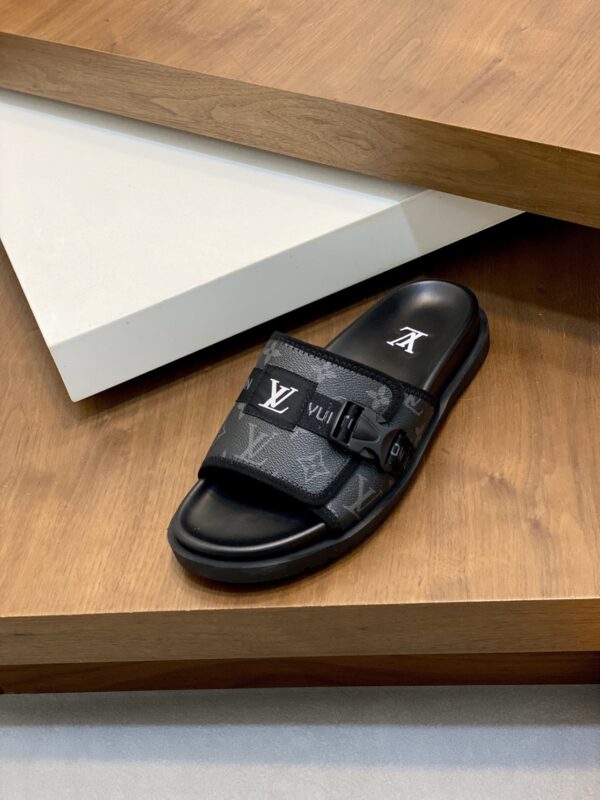 Louis Vuitton New Summer Canvas Cowhide Casual Beach Slippers - Image 8