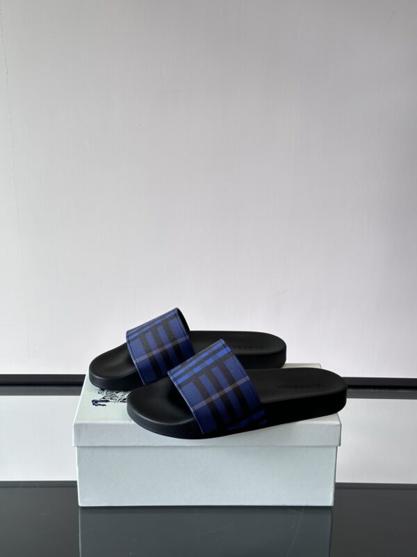 Burberry Summer New Classic Plaid Vintage Slippers - Image 4
