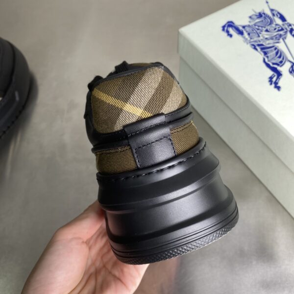 Burberry Calfskin Round Toe Lace Up Plaid Low Top Board Shoes - Image 8