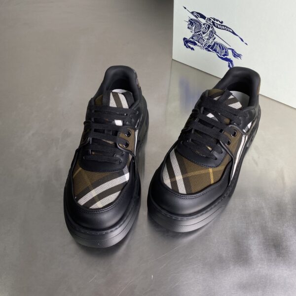 Burberry Calfskin Round Toe Lace Up Plaid Low Top Board Shoes