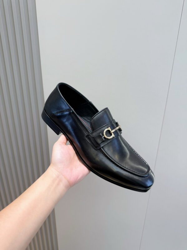 Salvatore Ferragamo Gancini Buckle Embellished Small Cowhide Mocasin Shoes - Image 5