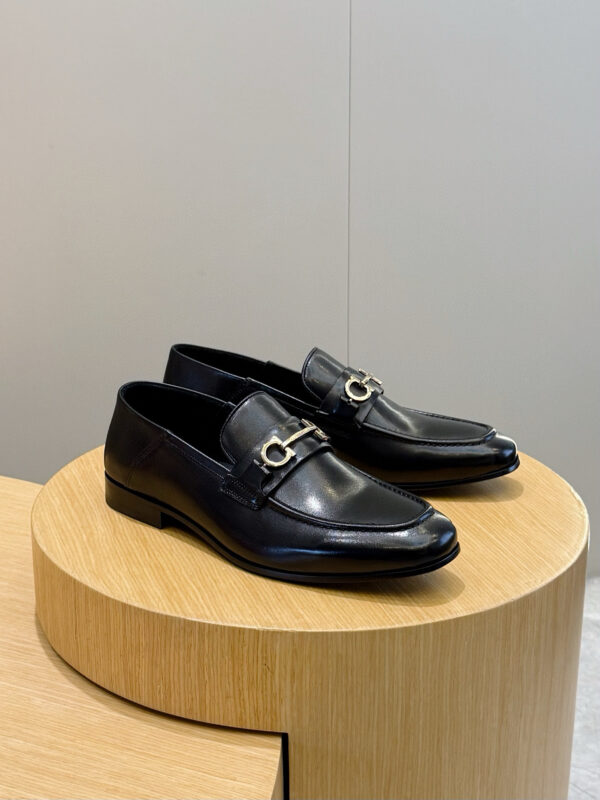 Salvatore Ferragamo Gancini Buckle Embellished Small Cowhide Mocasin Shoes