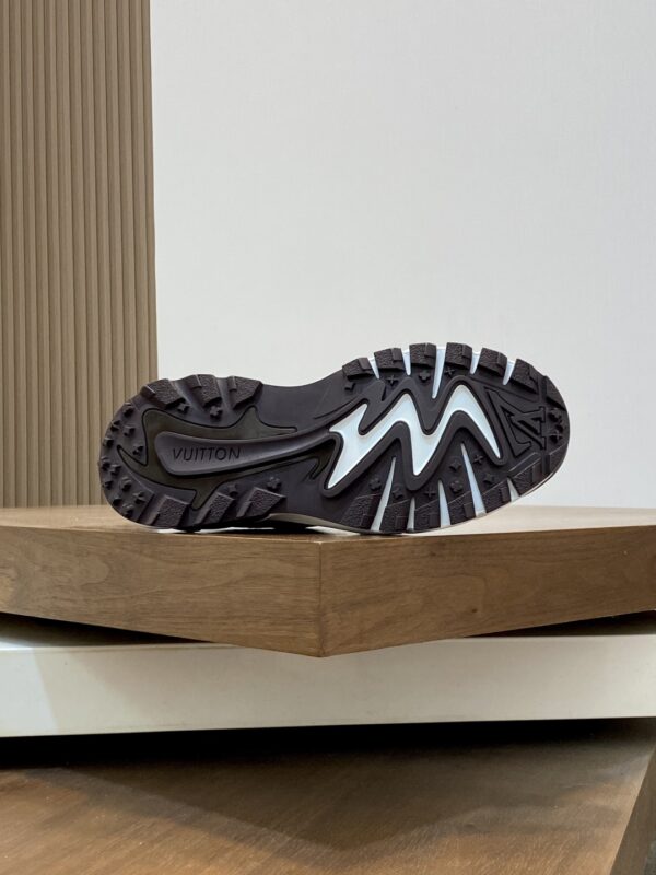 Louis Vuitton Spring And Summer New Men's Casual Sport Shoes - Image 9