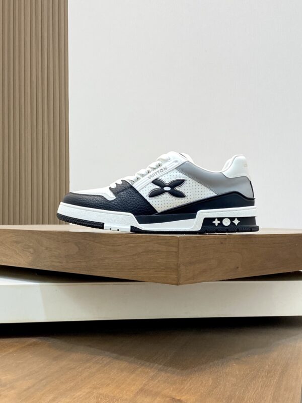 Louis Vuitton Trainer Men's Granular Calf Leather Sports Shoes - Image 3