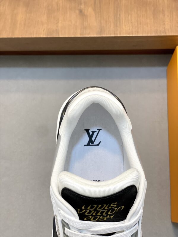 Louis Vuitton Trainer Men's Granular Calf Leather Sports Shoes - Image 7