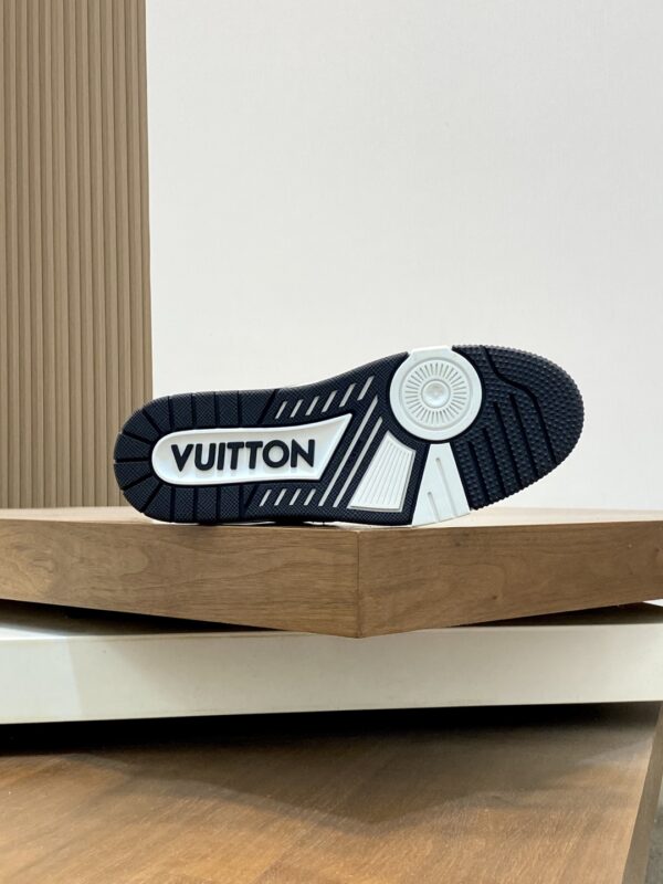 Louis Vuitton Trainer Men's Granular Calf Leather Sports Shoes - Image 9