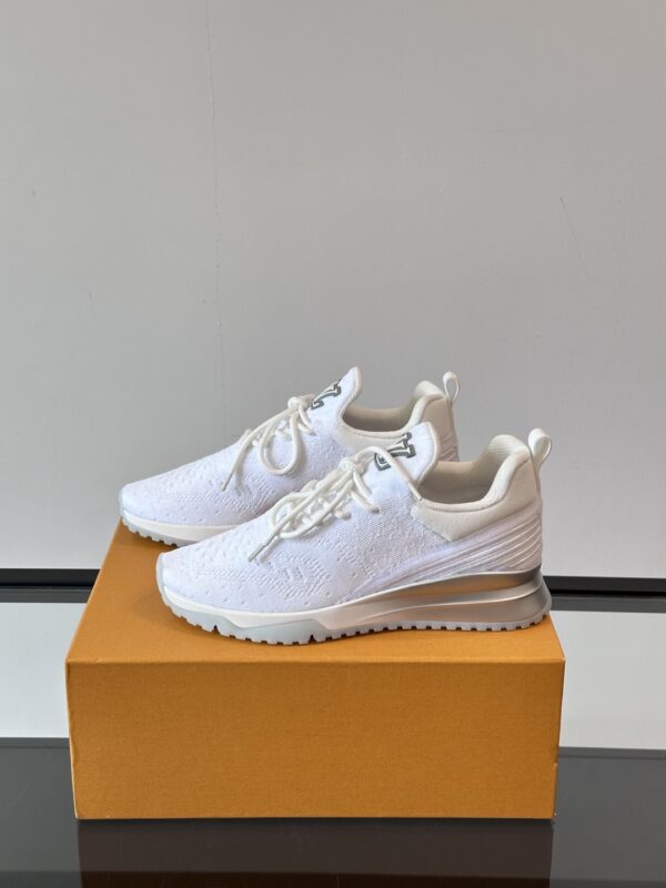 Louis Vuitton Run Away Integrated Fly Weaving Creates Sports Shoes - Image 4