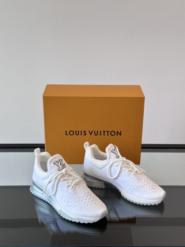Louis Vuitton Run Away Integrated Fly Weaving Creates Sports Shoes