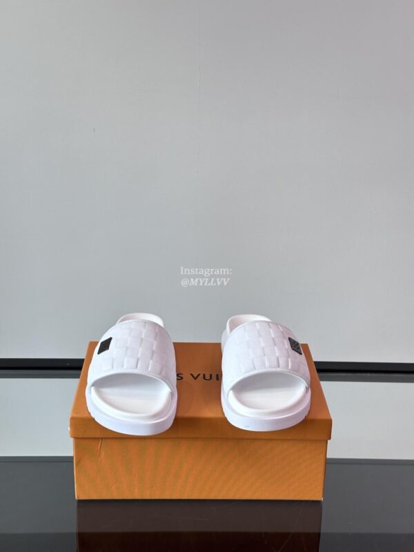 Louis Vuitton Classic Checkered Series Men's Summer Slippers - Image 3