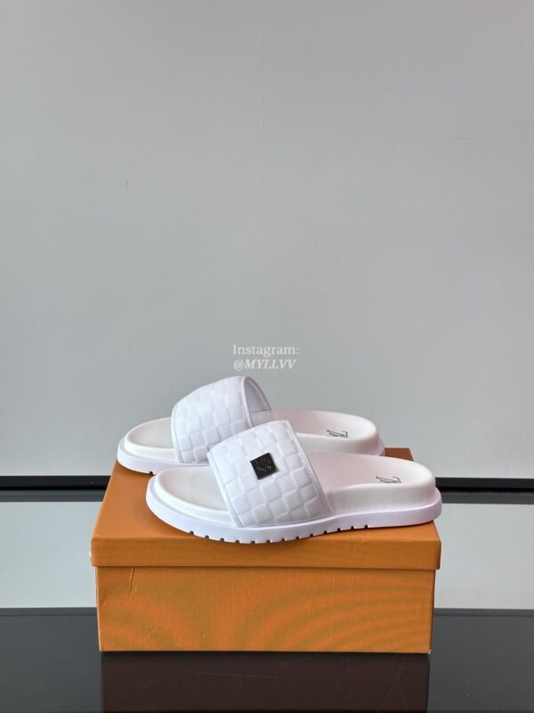 Louis Vuitton Classic Checkered Series Men's Summer Slippers - Image 4