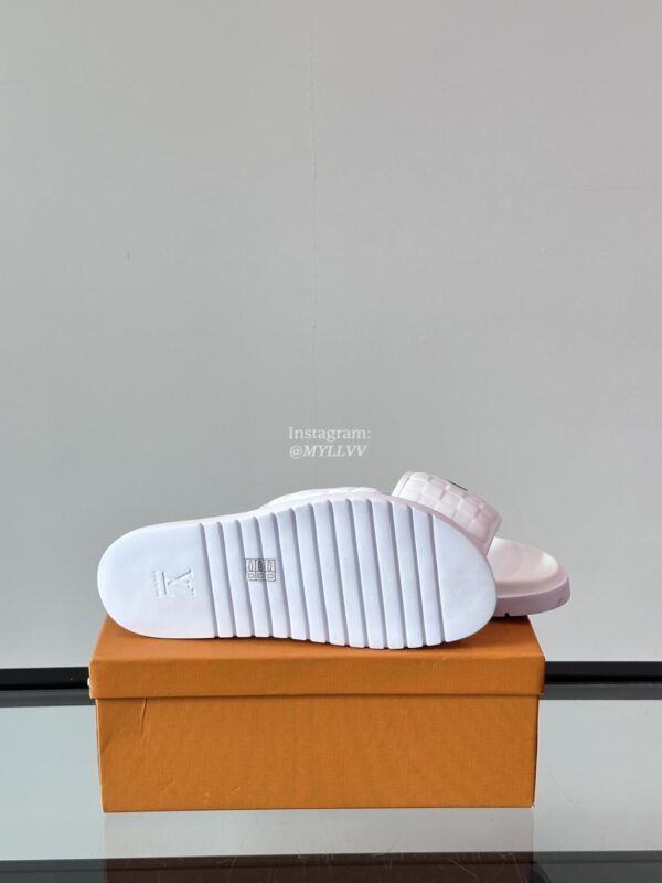 Louis Vuitton Classic Checkered Series Men's Summer Slippers - Image 9