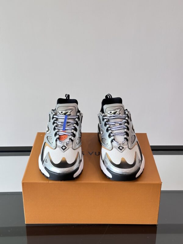 Louis Vuitton Runner Tatic Mesh Fabric And Cowhide Sneakers - Image 3