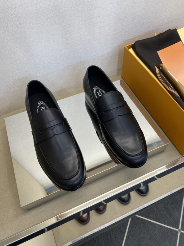 Tod's Runway Style Cowhide Leather Casual Derby Shoes - Image 2